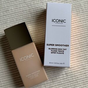 ICONIC LONDON SUPER SMOOTHER BLURRING SKIN TINT - light cool